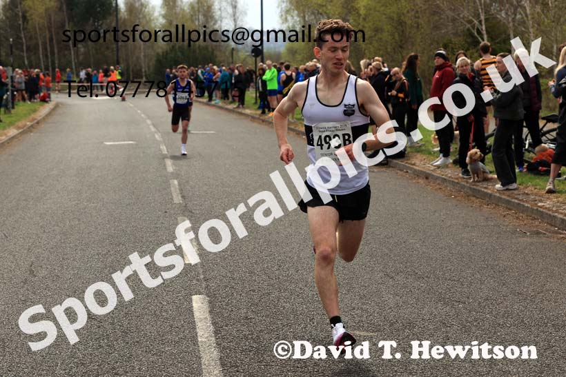 Senior mens relay, 2025 Elswick Harriers Good Friday Road Relays, Newburn, Newcastle upon Tyne. Photo: David T. Hewitson/Sports for All Pics